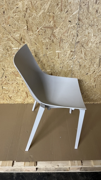 Magis Design Zartan Stuhl hellgrau seitlich