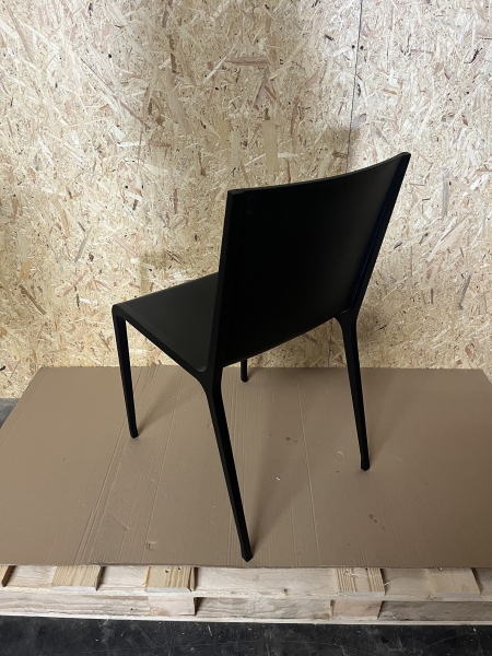 Kristalia Bikappa Kunststoffstuhl schwarz Rucken