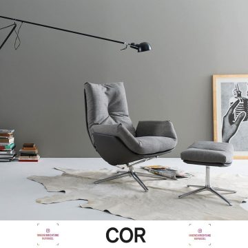| COR Cordia Lounge design by Jehs & LaubDER ERSTE LOUNGE CHAIR VON COR. UND GLEICH DER GEMÜTLICHSTE.Zur Cordia Familie gehört ein Lounge Sessel und zwar ein ungewöhnlich kuschliger. In einer glatten, dünnen Schale liegt ein fülliges Daunenk