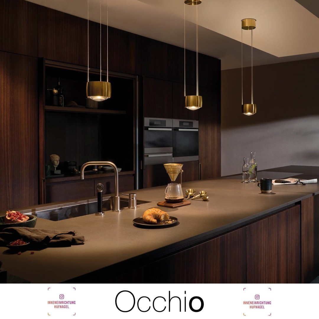 | Occhio Sento E LED Sospeso design by Axel Meise und Christoph KüglerEntworfen von Axel Meise und Christoph Kügler, präsentiert sich die spektakuläre Occhio Pendelleuchte Sento E Sospeso Up Fix in einem futuristisch angehauchten, puristischen 