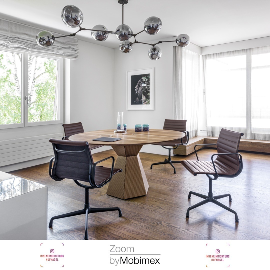 | Zoom by Mobimex AVA & Vitra Aluminium ChairsSkulptural, schmuckvoll und modular – ein Statement der besonderen Art. Das hochwertige Material und die präzise Verarbeitung garantieren ein schmuckes Highlight, sowohl zu Hause wie auch in einer eher