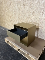 Vorschau: Moller Design Rag Box K50 1S Nachtkastchen 1 Schubkasten gold metallic Schub offen Vorschau: Moller Design Rag Box K50 1S Nachtkastchen 1 Schubkasten gold metallic Schub offen