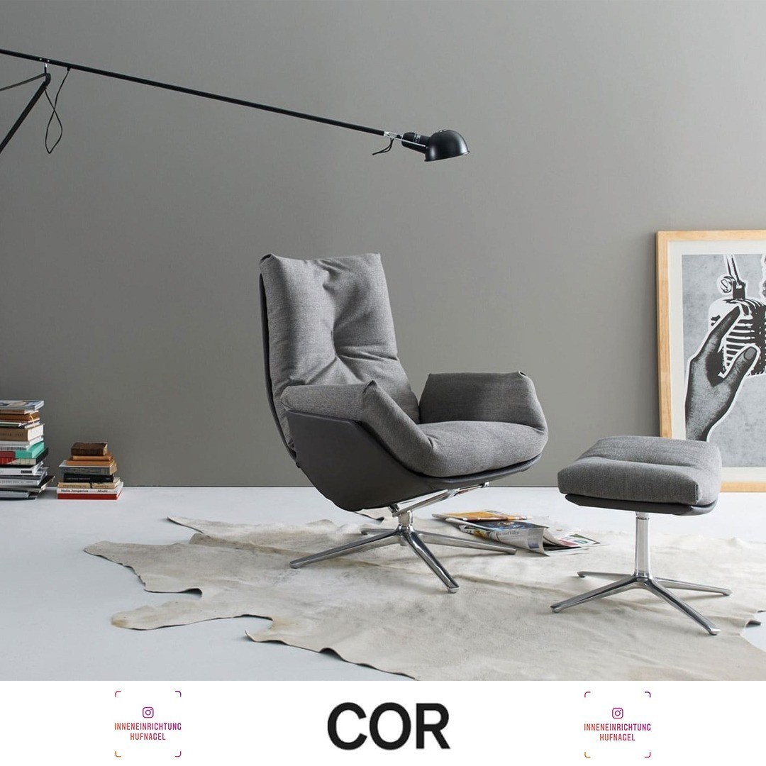 | COR Cordia Lounge design by Jehs & LaubDER ERSTE LOUNGE CHAIR VON COR. UND GLEICH DER GEMÜTLICHSTE.Zur Cordia Familie gehört ein Lounge Sessel und zwar ein ungewöhnlich kuschliger. In einer glatten, dünnen Schale liegt ein fülliges Daunenk