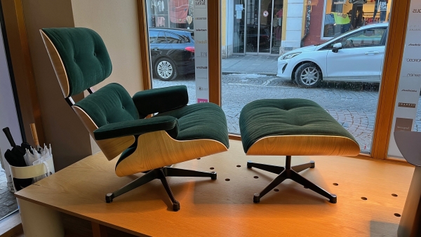 Vitra Eames Lounge Chair und Ottoman Kastanie natur Calma pine green Gestell poliert Seiten schwarz Ausstellungsstuck
