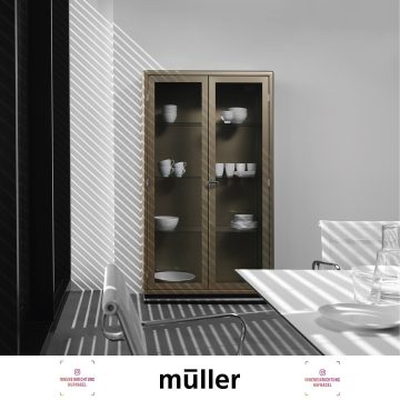 | Müller Möbelfabrikation Augsburg Glasvitrine SB 424Klare Sache: Ob Büro, Praxis oder Zuhause – mit der Glasvitrine SB 424 treffen Sie in Sachen Flexibilität und Eleganz eine exzellente Entscheidung. Beim Thema Ordnung und Präsentation sorgen die 