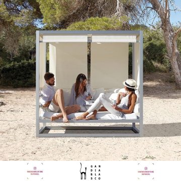 | Gandía Blasco Tres Al FrescoEin Outdoorsofa, das konzipiert wurde, um Außenbreiche genießen zu können. Das ultimative "Al Fresco"-Konzept. Der perfekte Ort, um im reinsten mediterranen Stil zu faulenzen.Design by José A. Gandía-Blasco Canales, 