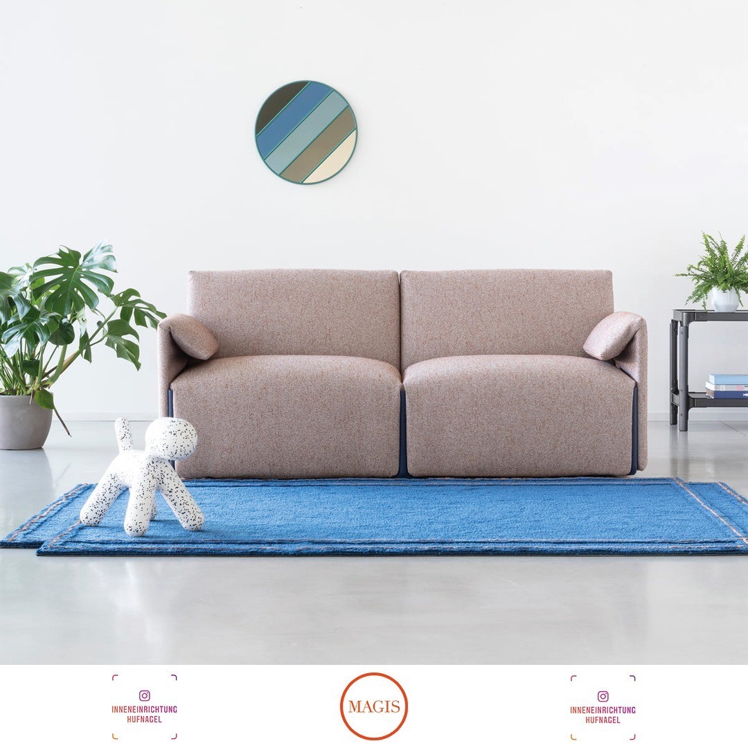 | Magis Design Costume, design by Stefan DiezModulares Sofa mit einer 4 mm dünnen Innenstruktur aus recyceltem und recycelbarem Polyethylen. Bezug in 3 Stoff-Kategorien erhältlich. Die Abdeckung ist dank der in den Boden eingehängten elastischen Sc