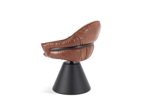 Freifrau Manufaktur Marie Armchair Leder Adora Kandis Sockelgestell Eiche schwarz gebeizt Rucken