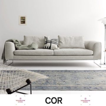| COR Mell Lounge design by JEHS & LAUBMell Lounge war schon immer ein Freund von Gegensätzen. So sind seine tiefen Sitzflächen und kuscheligen Kissen einladend bequem. Gleichzeitig lassen seine zierlichen Kufen nicht nur das Sofa, sondern auch die