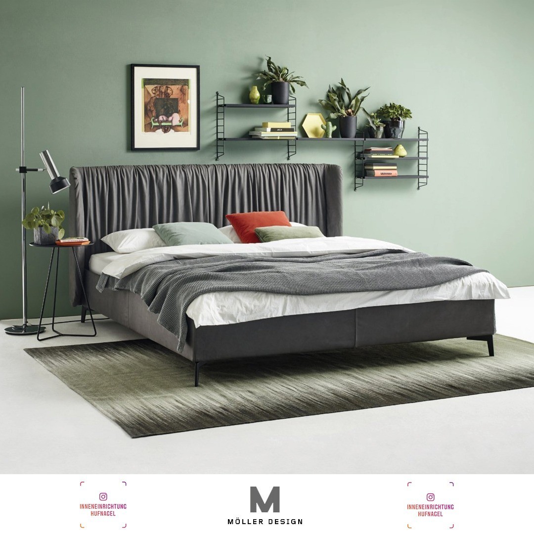 | Möller Design Yoda aus der Living Boxspring KollektionYODA steht für einen urbanen und modernen Betten-Style. Das an den Seiten abgerundete Kopfteil vermittelt dabei ein hohes Maß an Geborgenheit.Möller Design steht seit über 30 Jahren für bes