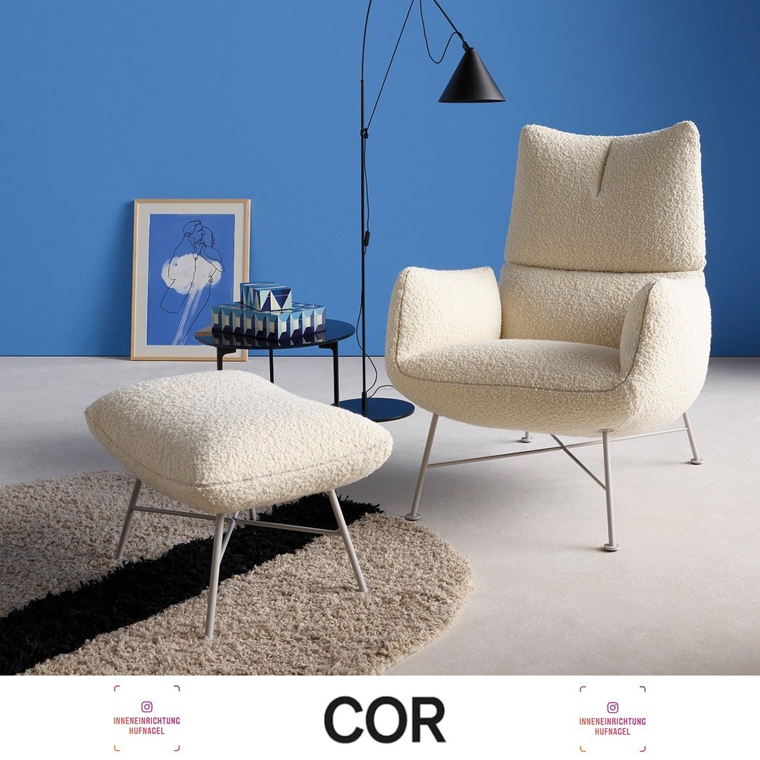 | COR Jalis Lounge design by JEHS & LAUBAlles an dem Jalis Lounge Sessel heißt seinen Besitzer willkommen: von den weichen Sitzpolstern über die sanft nach oben gefalteten Seitenlehnen bis zum sachte gebogenen Rücken. Dynamisch jung in seiner Desig