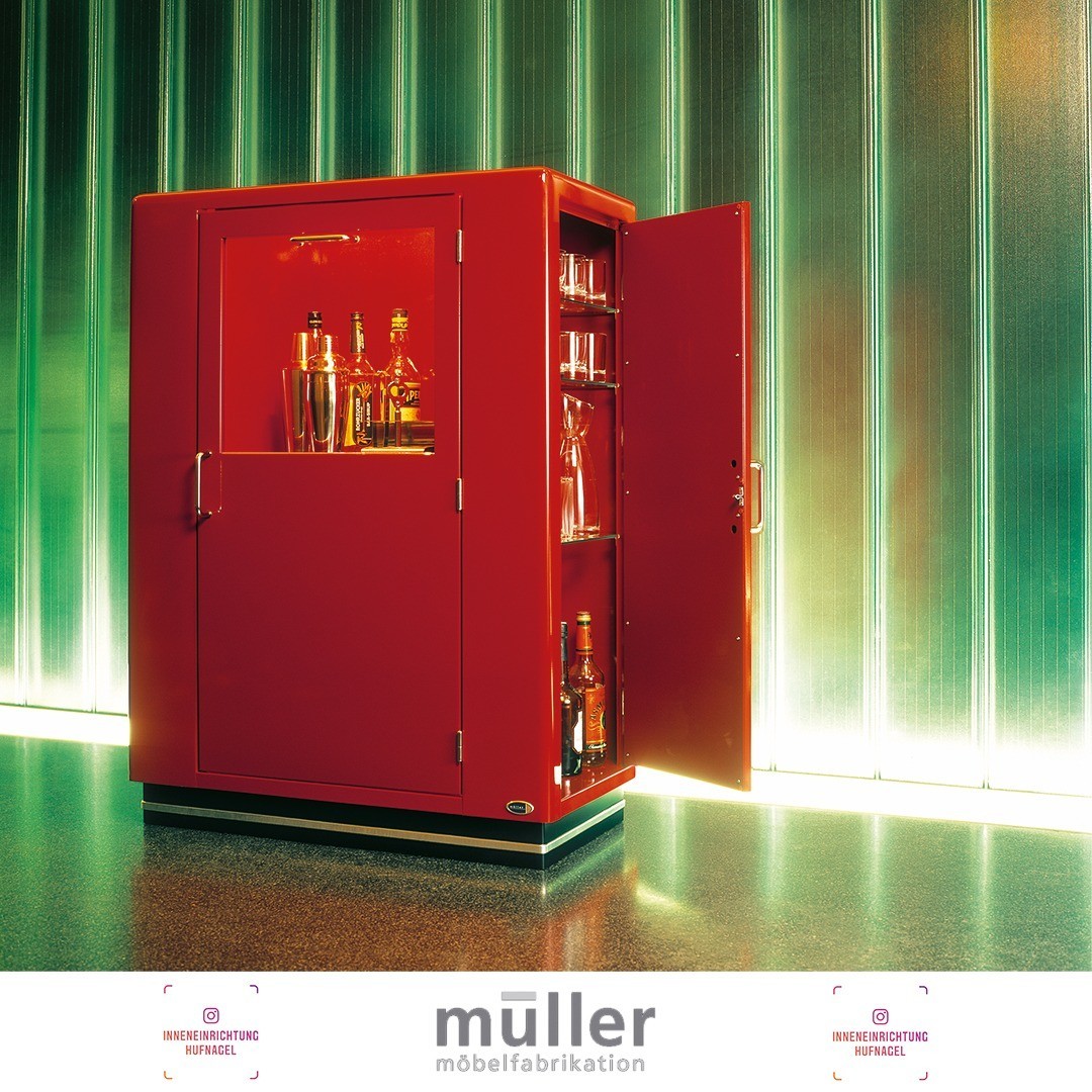 | Müller Möbelfabrikation Augsburg Barschrank KB 323-0Ein Glanzlicht für Büro oder Zuhause: Der Barschrank KB 323 ist gut durchdacht dank der beiden Seitentüren für Gläser und der großen Mitteltür mit versenkbarer Frontscheibe. Hier können Sie soga
