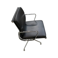 Vorschau: Vitra Eames Soft Pad Chair EA 208 Leder nero Gestelle verchromt gebrauchter Designklassiker Originalfoto 2 Vorschau: Vitra Eames Soft Pad Chair EA 208 Leder nero Gestelle verchromt gebrauchter Designklassiker Originalfoto 2