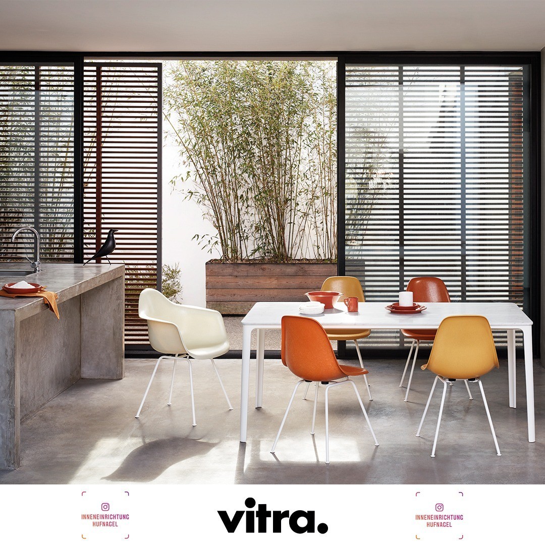 | Vitra Plate Dining Table & Vitra Fiberglass Armchair DAX / Fiberglass Sidechair DSXDer Plate Dining Table (2018) von Jasper Morrison kombiniert auf subtile Art formale Elemente und konstruktive Details zu einer zeitlos-vertraut wirkenden Erschein