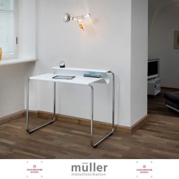| Müller Möbelfabrikation Augsburg Sekretär PS07Ein Profil, das sich einprägt – der Sekretär PS07 besticht durch außergewöhnliche Formgebung und schlichte Eleganz. Doch das Design schmeichelt nicht nur dem Auge, sondern schafft auch praktischen Sta