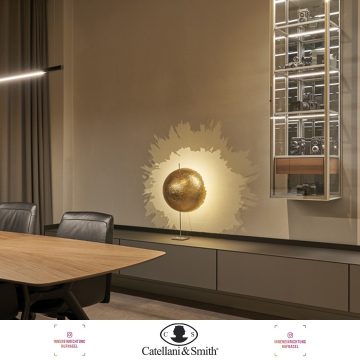 | Catellani & Smith PostKrisi T 40Mit PostKrisi beginnt Enzo Catellani, Glasfaserkunststoff zu bearbeiten und zu formen. Er ist von diesem Material fasziniert, von seiner unglaublichen Vielseitigkeit und seiner Widerstandsfähigkeit, vor allem aber 