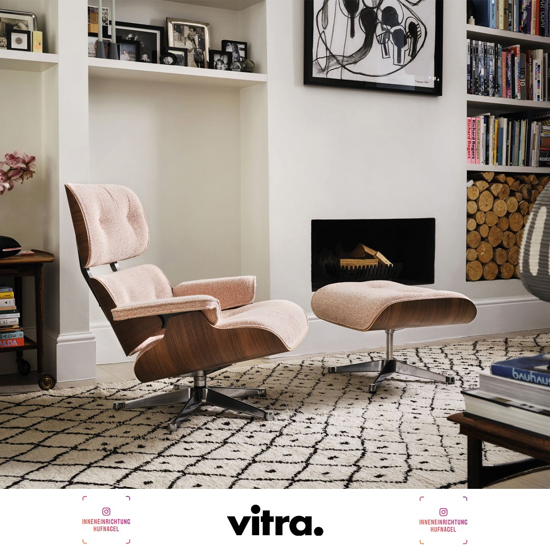 | Vitra Lounge Chair & Ottoman Special Edition 2023Als Special Edition für die Wintersaison 2023/24 hat Vitra den Lounge Chair mit dem Stoff Phlox in der Farbe Dunkelgrün bezogen. Phlox ist ein Velours-Cord-Stoff, der im Zusammenspiel mit den Schal