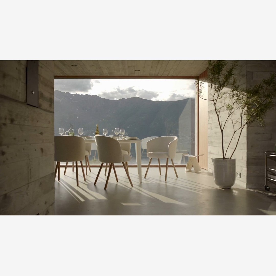| Vitra Mikado Side- & AmrchairDer Mikado Stuhl von Vitra, entworfen von Edward Barber & Jay Osgerby, ist die perfekte Verbindung von Design und Funktion. Mit einer beweglichen Rückenlehne und Rundumpolsterung bietet Mikado außergewöhnlichen Komfor