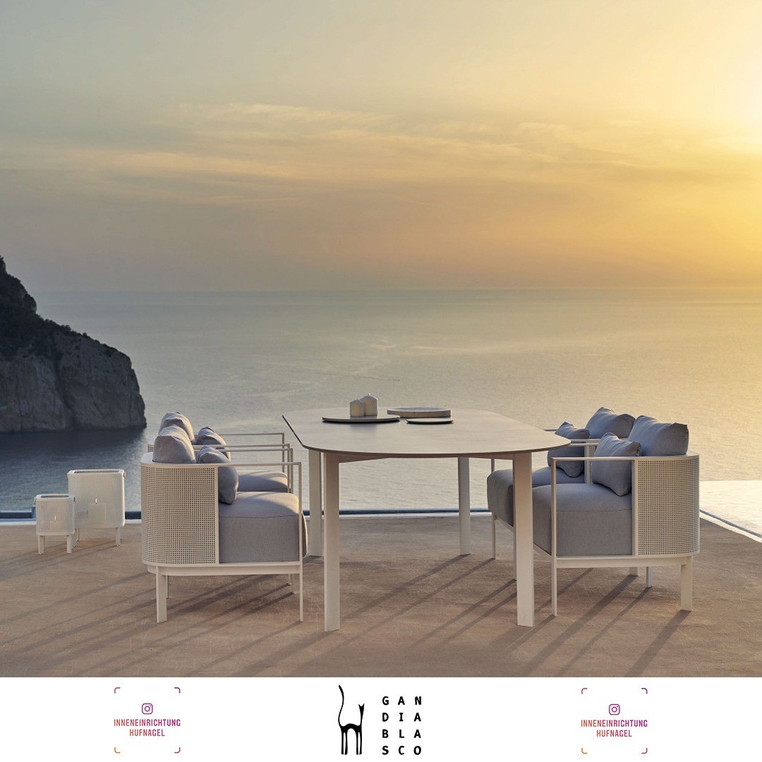 | Gandia Blasco SolanasSOLANAS ist die neue Kollektion von GANDIABLASCO, die aus der ästhetischen Sensibilität und der Leidenschaft für die Natur des argentinischen Architekten und Designers Daniel Germani entstanden ist.Sie ist eine Hommage an S