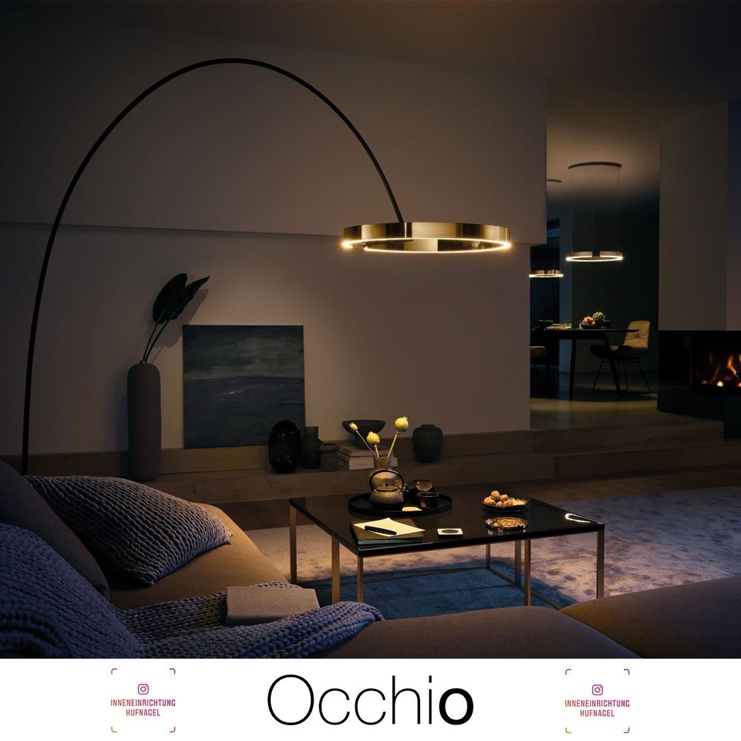 Die elegante Occhio Stehleuchte Mito Raggio 60 ist ein wahres Lichtwunder für jeden Raum. Kraftvoll setzt sie Wohn- und Loungebereiche in Szene. Intuitive Features wie color tune oder up/down fading machen das Lichterlebnis vollkommen. Ein zusätz