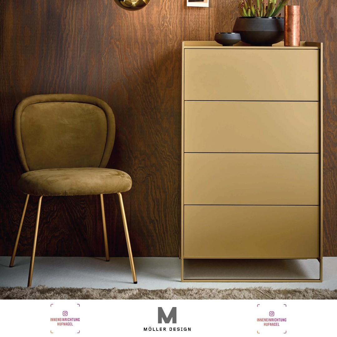 | Möller Design Lean Box design by Klaus NoltingDie Eleganz feiner, aufeinander abgestimmter Details ist das formale Thema der neuen Kommodenserie LEAN BOX. Die Kommode ruht vorn auf einer filigranen Kufe von nur 5 x 15 mm, die sich im Korpus als u