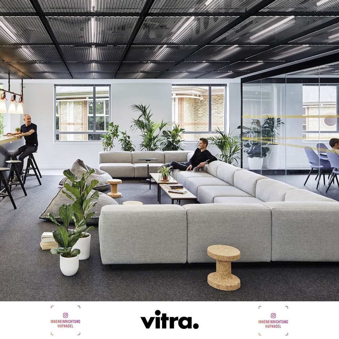 | Vitra Soft Modular SofaDas Soft Modular Sofa von Jasper Morrison (2016) verdichtet die Merkmale eines modularen Lounge Sofas durch sorgfältige Proportionen, hohen Komfort und den Verzicht auf dekorative Details zu seiner reinsten Form.Das Soft 