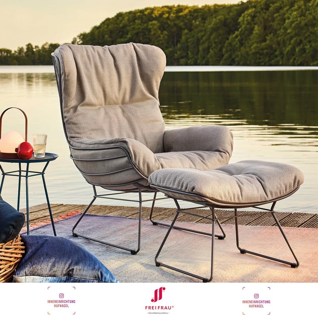 | Freifrau Manufaktur Leyasol Wingback Chair & Ottoman"Das Design-Duo HoffmannKahleyssDesign hat ein Möbel mit Gegensatz entworfen, so harmonisch wie Ying und Yang."Das Design-Duo Birgit Hoffmann und Christoph Kahleyss haben das Modell Leya entw