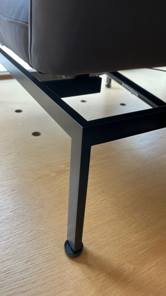 Bruhl Roro S Classic Multifunktionssessel Anilinleder Taron Metallgestell schwarz glatt Detail Untergestell