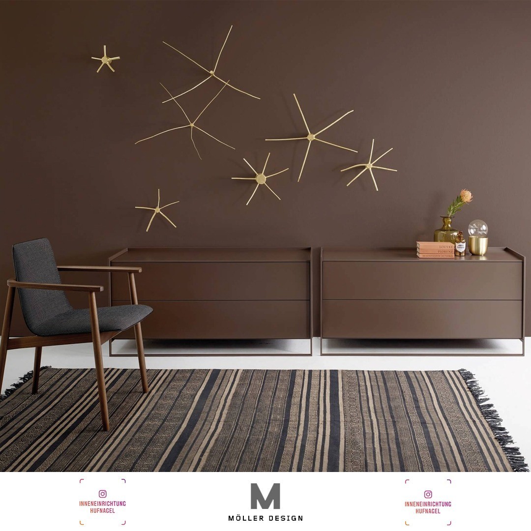 Die Eleganz feiner, aufeinander abgestimmter Details ist das formale Thema der neuen Kommodenserie LEAN BOX von Möller Design. Die Kommode ruht vorn und hinten auf einer filigranen Kufe von nur 5 x 15 mm, die sich im Korpus als umlaufender „Kragen“ s