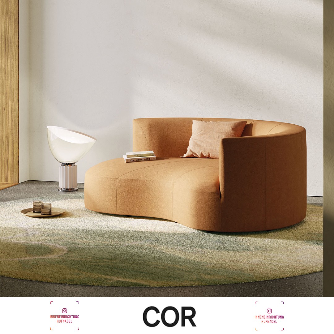 | COR Siwa SofaloungeEntdecken Sie die Siwa Sofalounge von COR, designt von Altherr Désile Park. Diese luxuriöse Sofalandschaft bietet Ihnen den perfekten Ort zum Entspannen und Entschleunigen. Mit einer sanft geschwungenen Rückenlehne und organisc