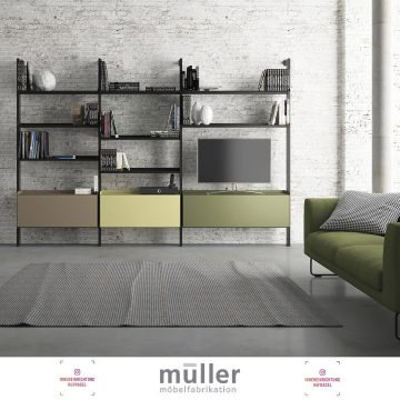 | Müller Möbelfabrikation SCALA design by Tim BraunsEin klares Raster und filigrane Böden geben jedem Inhalt den passenden Rahmen. Egal ob festes Einzelelement oder endlos flexibles System, ob an der Wand montiert oder frei im Raum: Die Struktur vo
