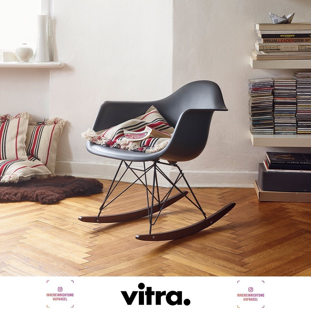 | Vitra Eames Plastic Armchair RAR Schaukelstuhl Die Plastic Chairs zählen heute zu den bekanntesten Entwürfen von Charles und Ray Eames. Aus der grossen Stuhlfamilie mit ihren organischen Schalen und den unterschiedlichen Untergestellen ist schon i