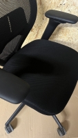 Vorschau: Vitra ACX Mesh Sitz Grid Knit Rucken Knitted Mesh nero o VWN m STV schwarz hvst AL Detail Vorschau: Vitra ACX Mesh Sitz Grid Knit Rucken Knitted Mesh nero o VWN m STV schwarz hvst AL Detail