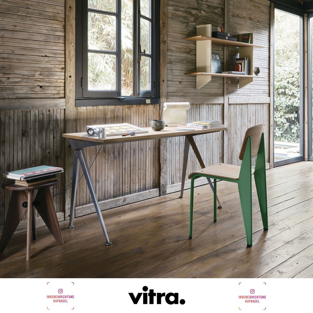| Vitra Homeoffice Solution design by Jean ProuvéCompas DirectionDie elegant abgespreizten, schlanken Metallbeine des Schreibtischs Compas Direction von Jean Prouvé erinnern formal an die Schenkel eines Zirkels – französisch „le compas“. Sie sind 
