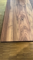 Vorschau: Vitra EM Table Amerikanischer Nussbaum massiv geolt 180 x 90 cm UG tiefschwarz glanz Tischplatte Detail Vorschau: Vitra EM Table Amerikanischer Nussbaum massiv geolt 180 x 90 cm UG tiefschwarz glanz Tischplatte Detail