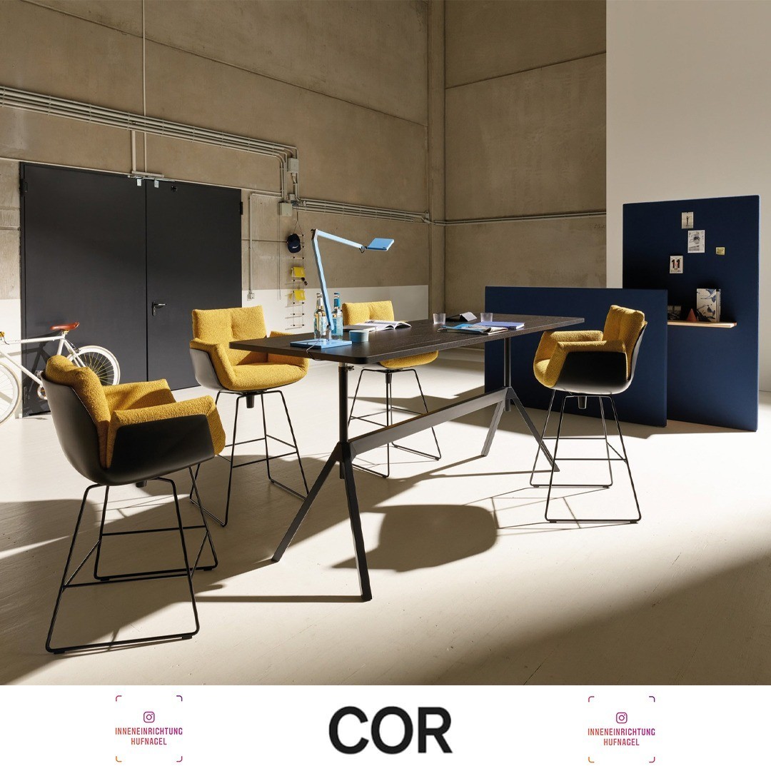 | COR Alvo Barstuhl design by Jehs & LaubDie hohe Kunst des Sitzens! Der Alvo Barstuhl beflügelt das Sitzgefühl selbst an Tresen oder Bar.Anhaltender Sitzkomfort und Entspannung mit dem üppig gepolsterten Alvo Barstuhl kein Problem. Gemütlich zur