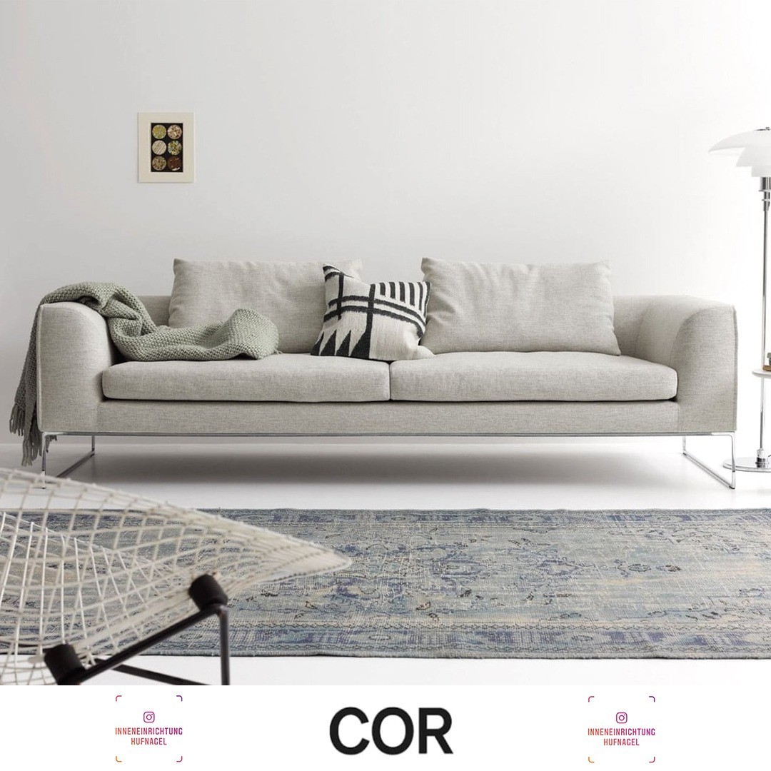 | COR Mell Lounge design by JEHS & LAUBMell Lounge war schon immer ein Freund von Gegensätzen. So sind seine tiefen Sitzflächen und kuscheligen Kissen einladend bequem. Gleichzeitig lassen seine zierlichen Kufen nicht nur das Sofa, sondern auch die