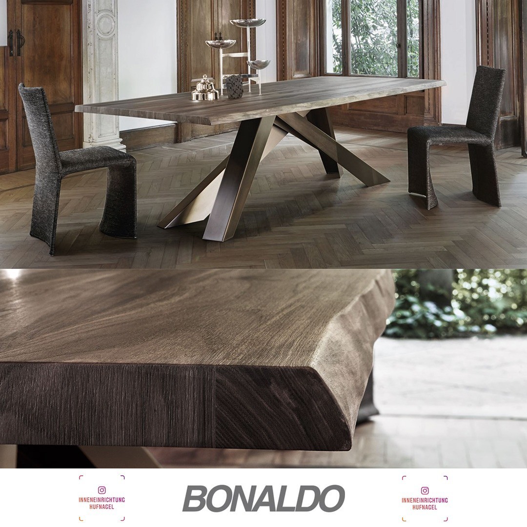 Bonaldo Big Table - design by Alain GillesEin Spiel mit dem Gleichgewicht, ein Weg, der von einem Element zum nächsten und von einer Farbe zur nächsten führt. Der Neigungswinkel der Beine vermittelt Dynamik, die Linienführung der Tischplatte vermit