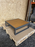 Vorschau: Gandia Blasco DNA Teak 90x91 cm Beistelltisch Teakholz Aluminium anthrazit seitlich links Vorschau: Gandia Blasco DNA Teak 90x91 cm Beistelltisch Teakholz Aluminium anthrazit seitlich links