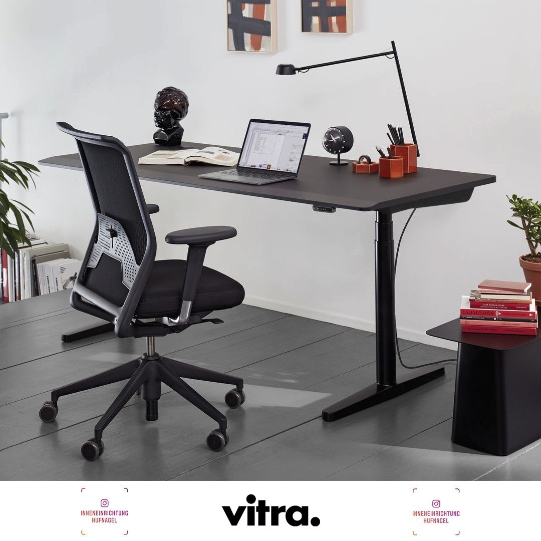 | Vitra Home Office InspirationArbeiten im HomeofficeWer mehr Zeit zu Hause verbringt, bewegt sich weniger und sitzt mehr. Die Vorteile von ergonomischen Möbeln sind noch offensichtlicher geworden. Arbeitsstühle und verstellbare Schreibtische hal