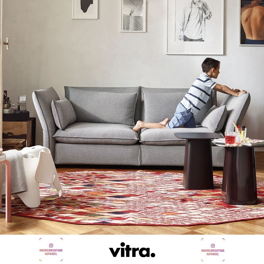 | Vitra Mariposa Sofa design by Edward Barber & Jay OsgerbyDas Mariposa Sofa strahlt großzügige Offenheit und Gemütlichkeit aus – und bleibt dabei dank seiner ausgewogenen Proportionen zurückhaltend. Seinen außerordentlichen Komfort verdankt es ein