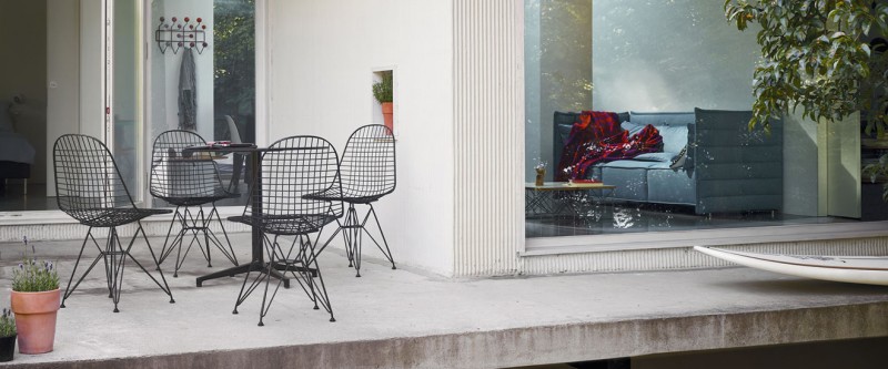 Vitra Wire Chair Drahtstuhl mit Vitra Bistro Table Outdoortisch