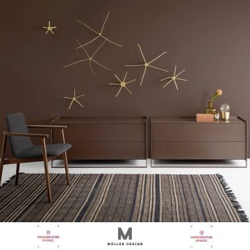 Die Eleganz feiner, aufeinander abgestimmter Details ist das formale Thema der neuen Kommodenserie LEAN BOX von Möller Design. Die Kommode ruht vorn und hinten auf einer filigranen Kufe von nur 5 x 15 mm, die sich im Korpus als umlaufender „Kragen“ s
