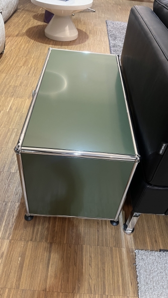 USM Haller Stauraum 1x1 mit 1 Klappture olivgrun rechts