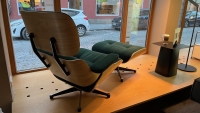 Vorschau: Vitra Eames Lounge Chair und Ottoman Kastanie natur Calma pine green Gestell poliert Seiten schwarz Ausstellungsstuck Rucken Vorschau: Vitra Eames Lounge Chair und Ottoman Kastanie natur Calma pine green Gestell poliert Seiten schwarz Ausstellungsstuck Rucken