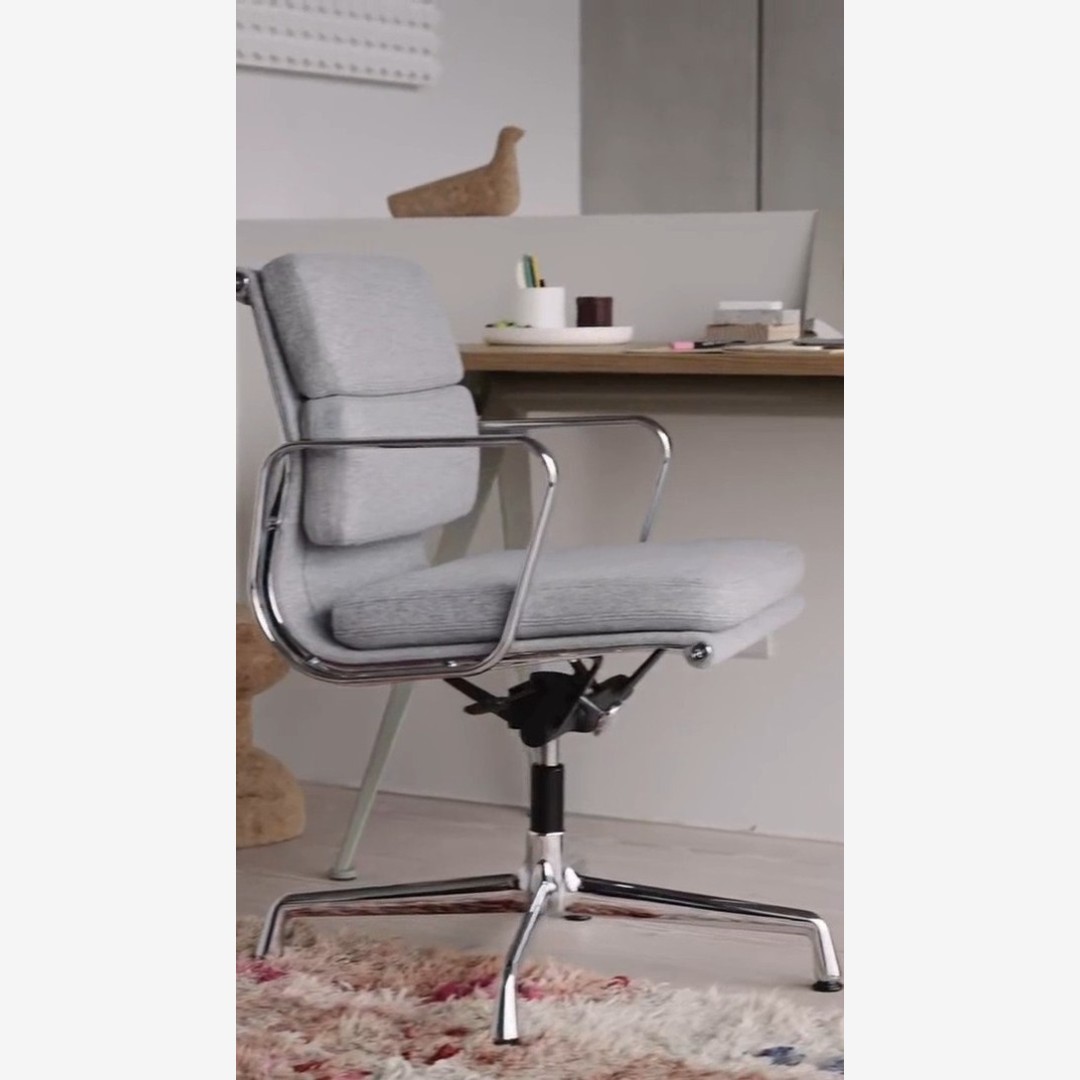 | Vitra Soft Pad Chair EA 231 – Home OfficeDer Soft Pad Chair EA 231 mit einstellbarer Wippmechanik und aufrechter Sitzgeometrie eignet sich für die tischorientierte Büroarbeit. Weil sein Untergestell aber nicht mit Rollen ausgerüstet ist, wirkt er