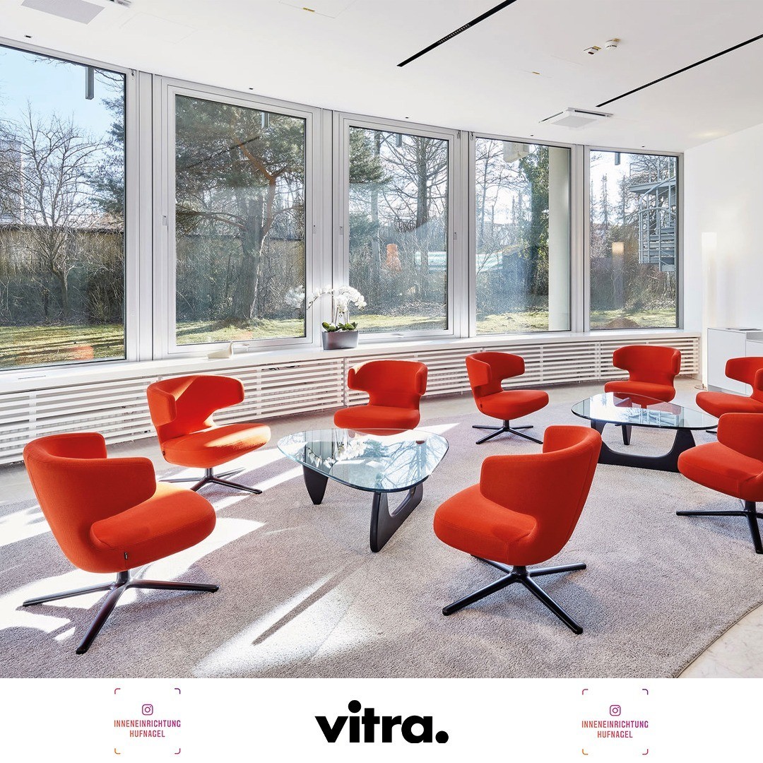 | Vitra Petit Repos & Vitra Coffee TablePetit Repos ergänzt die Sesselfamilie von Antonio Citterio um einen niedrigen Loungesessel. Er zeichnet sich wie die Ruhesessel Grand Repos und Repos durch hochwertige Materialien, einen hervorragenden Sitzko