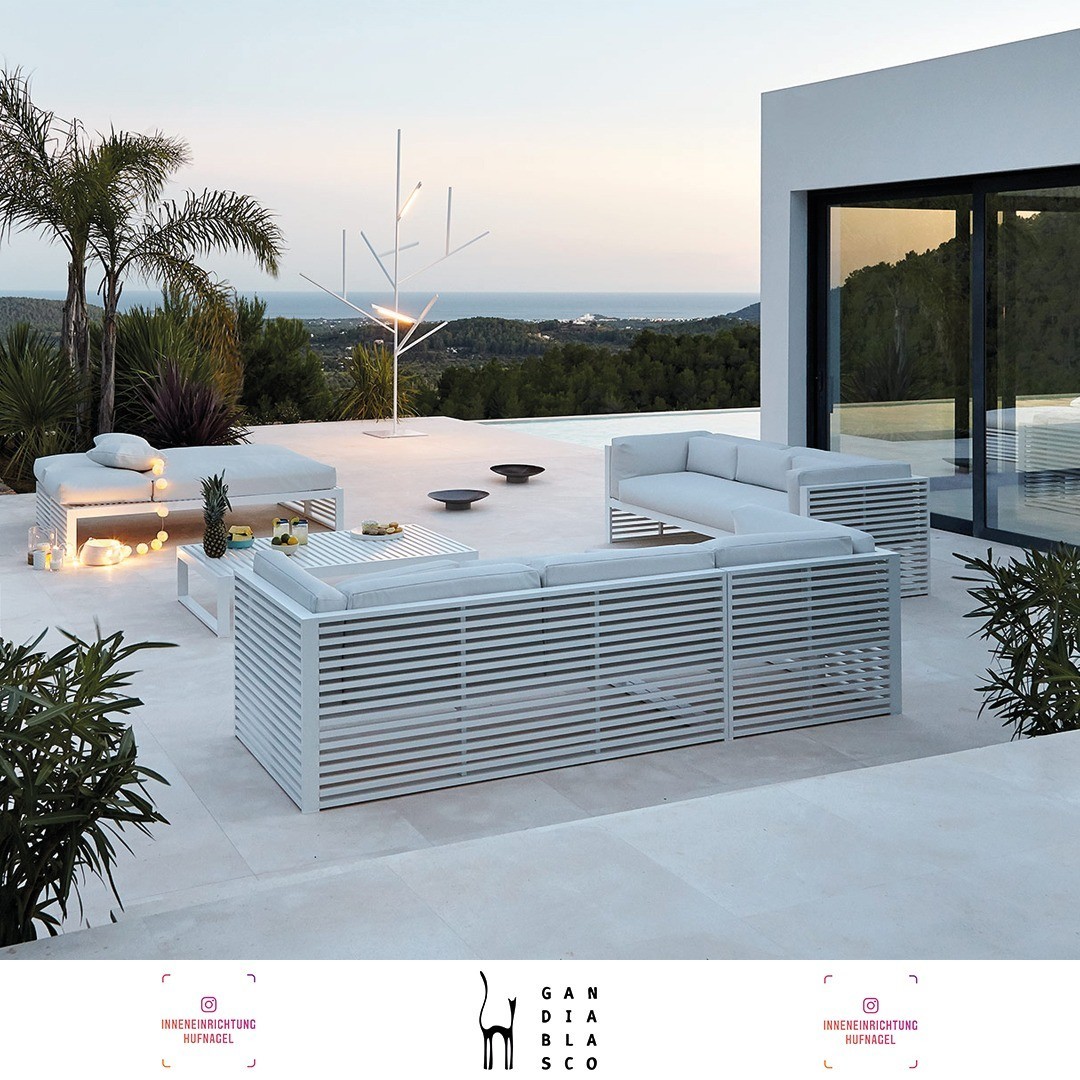 | GANDÍA BLASCO DNA design by José A. Gandía-Blasco CanalesDNA von Gandía Blasco steht für einen modernen mediterranen Lifestyle!Die horizontale Geometrie zieht sich durch die gesamte Kollektion der Outdoor-Möbel und wurde von den mediterranen Fe