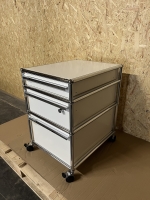 Vorschau: USM Haller Rollcontainer Ausstellungsstuck 3 Schuben reinweiss seitlich rechts Vorschau: USM Haller Rollcontainer Ausstellungsstuck 3 Schuben reinweiss seitlich rechts