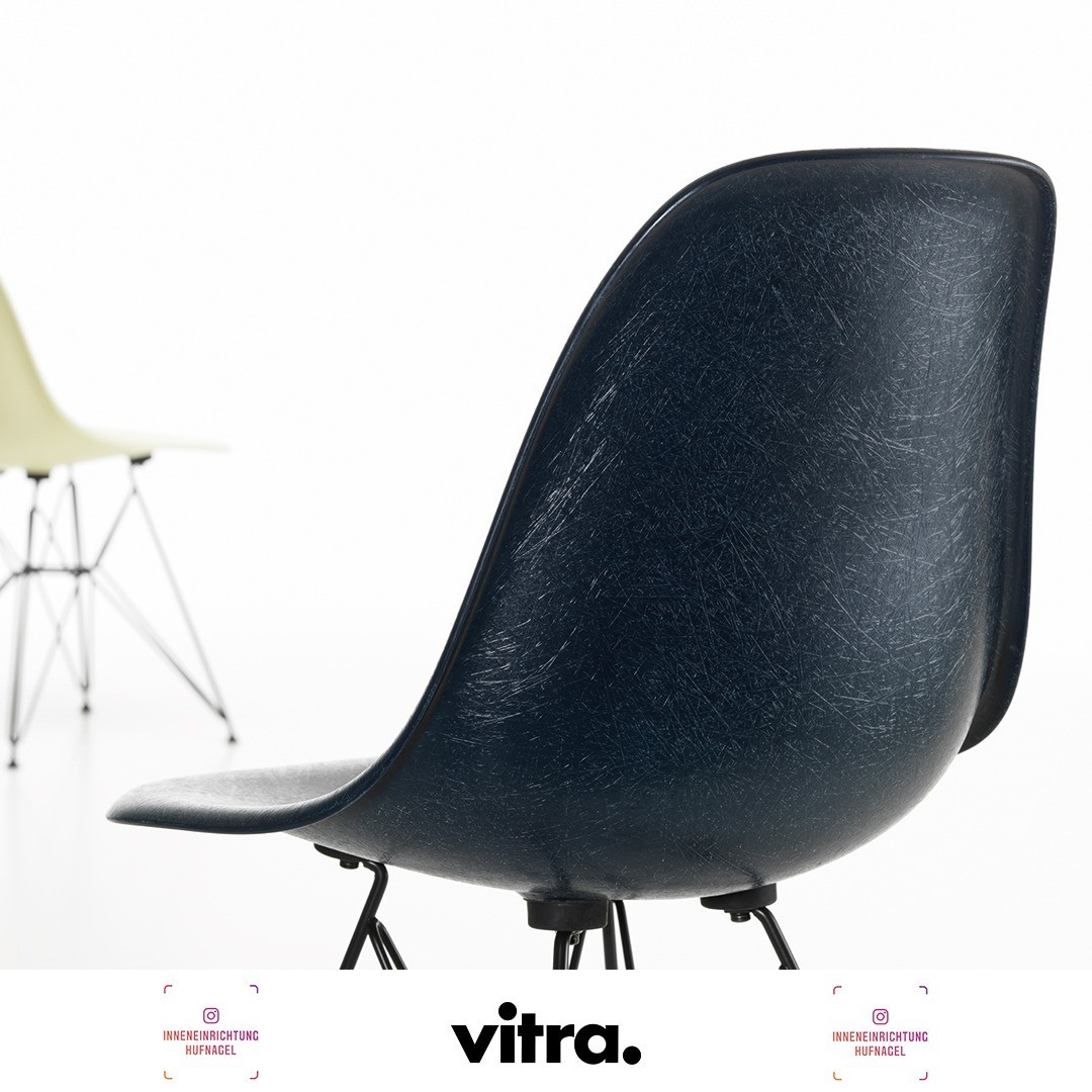 Auf der Suche nach alternativen Materialien stießen die Eames auf mit Fiberglasfasern verstärktes Polyesterharz, das bis dahin vornehmlich zu militärischen Zwecken, zum Beispiel für Gehäuse von Radargeräten, verwendet worden war. Sie erkannten die Vo